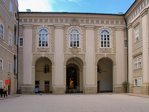  Bildansicht Reiseführer  Im Innenhof der Alten Residenz
